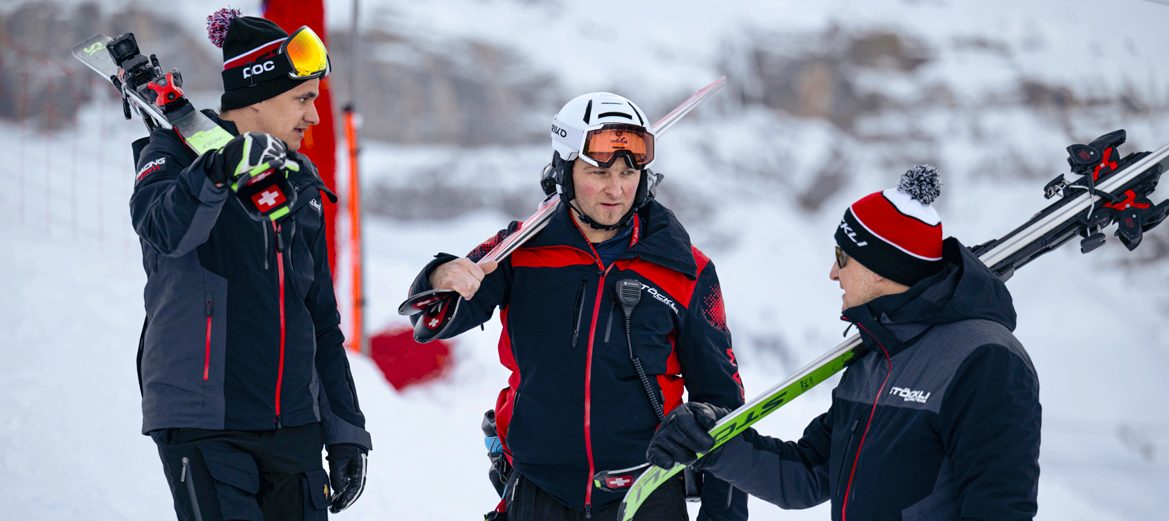 Trois servicemen de Stöckli au Lauberhorn: Ivo Zihlmann, Sepp Lauber et Chris Lödler (de g. à dr.). Photo: Swiss-Ski/ Stephan Bögli