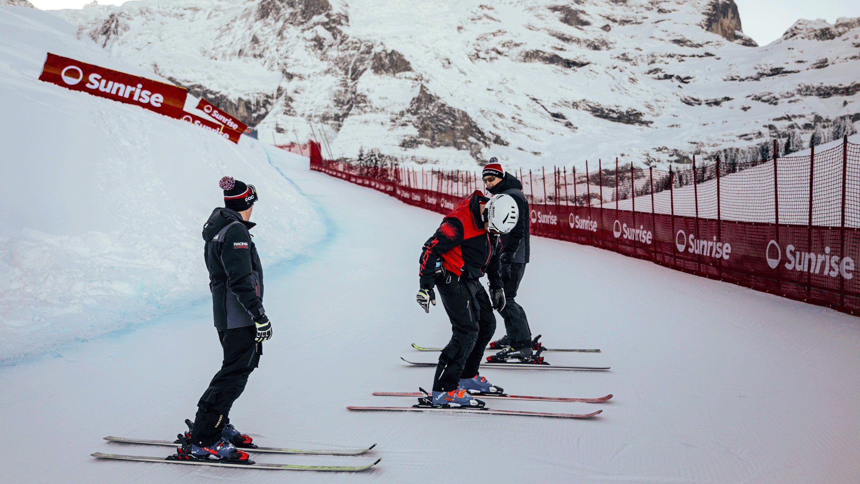 Wie ist der Schnee heute? Die Besichtigung ist auch für die Servicemänner wichtig. Bild: Swiss-Ski/ Stephan Bögli