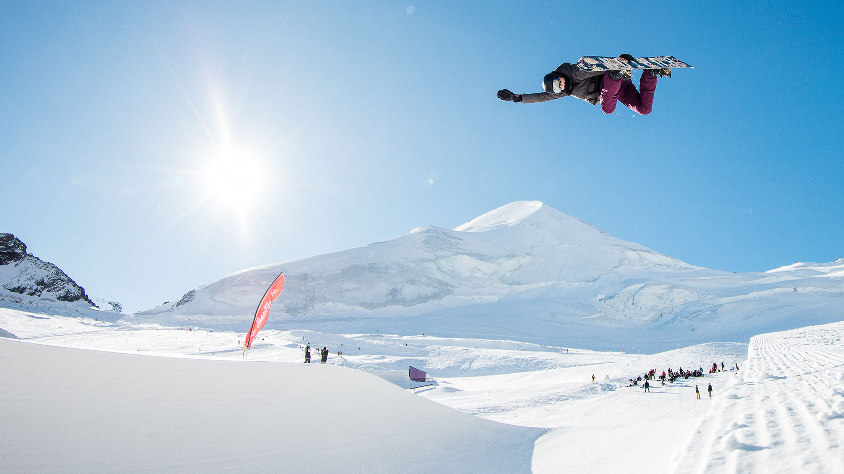 Das Swiss Snowboard Freestyle Team trainiert in SaasFee Swiss Ski