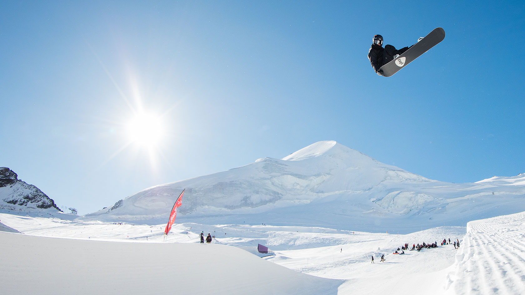 Das Swiss Snowboard Freestyle Team trainiert in SaasFee Swiss Ski