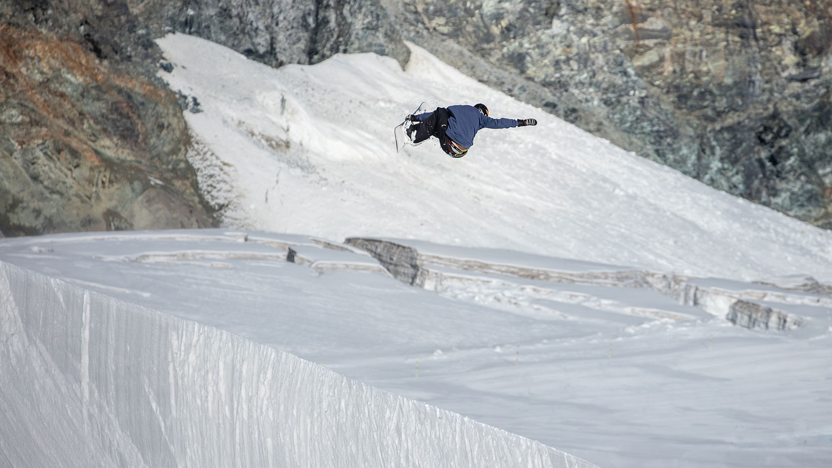 Das Swiss Snowboard Freestyle Team trainiert in SaasFee Swiss Ski