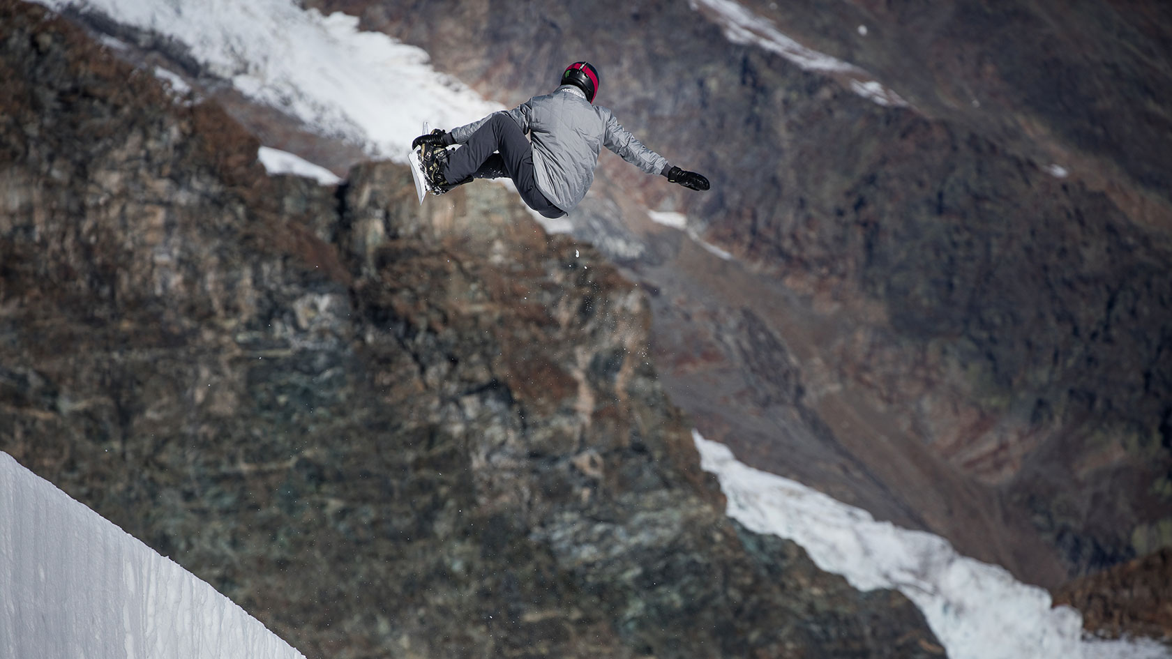 Das Swiss Snowboard Freestyle Team trainiert in SaasFee Swiss Ski