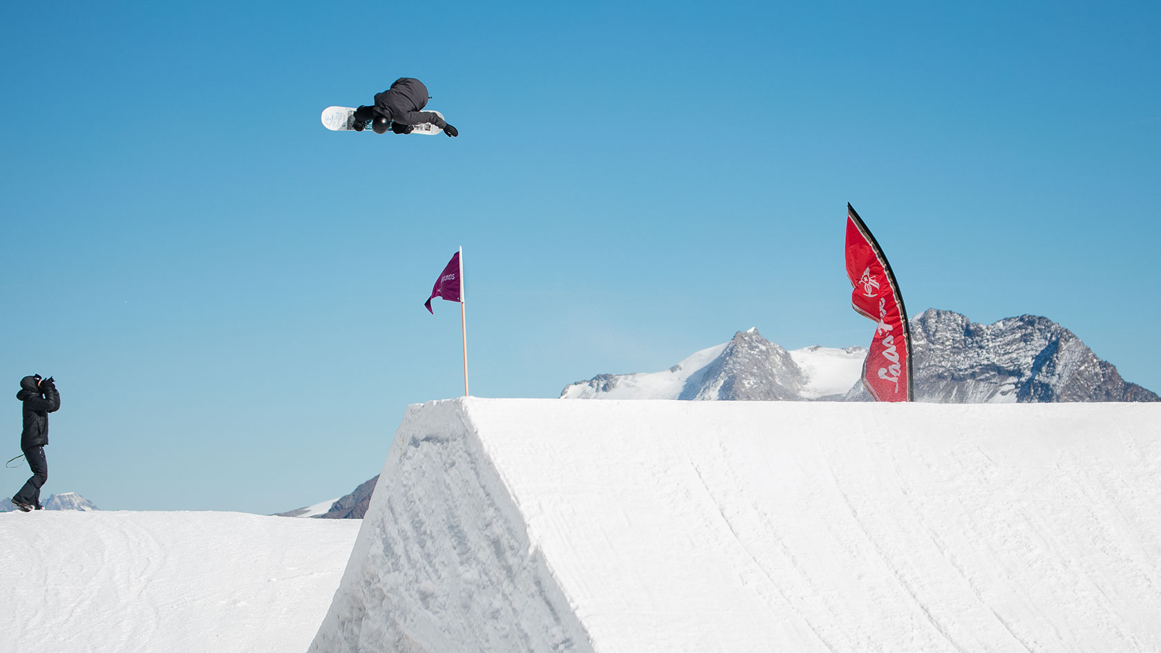 Das Swiss Snowboard Freestyle Team trainiert in SaasFee Swiss Ski
