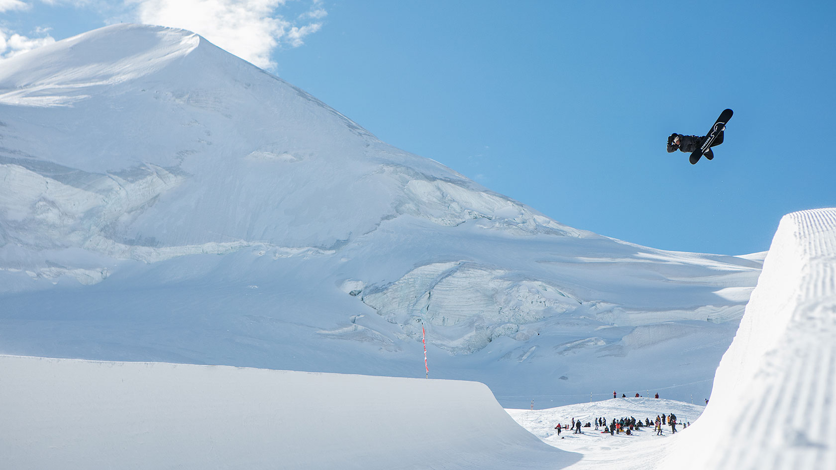 Das Swiss Snowboard Freestyle Team trainiert in SaasFee Swiss Ski