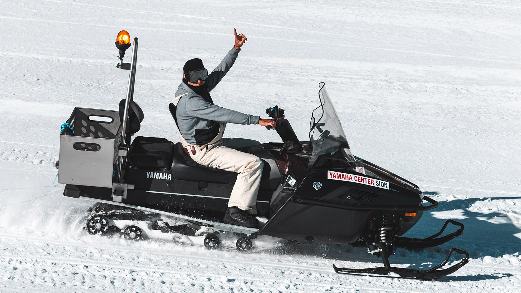 Mit dem Snowboard Freestyle Team in der Halfpipe von SaasFee Swiss Ski