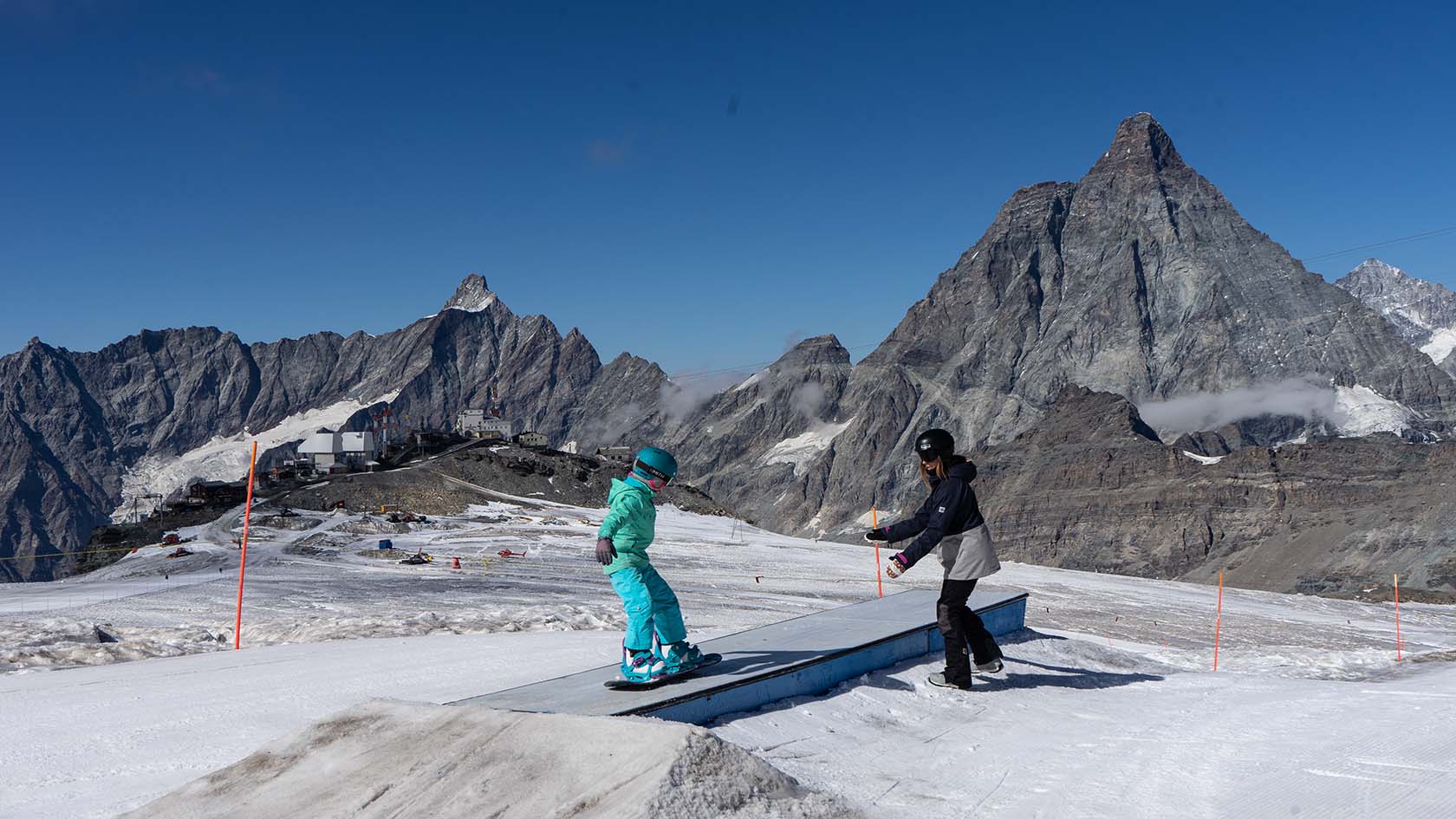 Von den Besten lernen Swiss Snowboard Girls Camp in Zermatt Swiss Ski